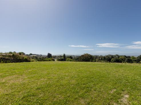 97 Oak Road, Poraiti