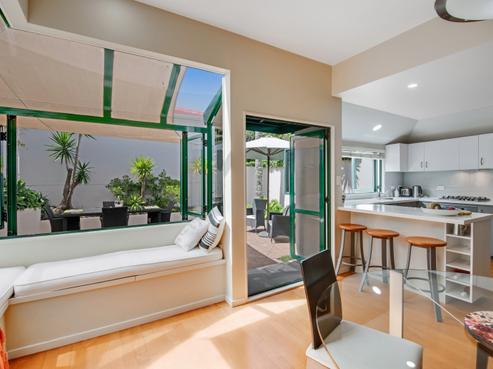 2/111 Beach Road, Castor Bay