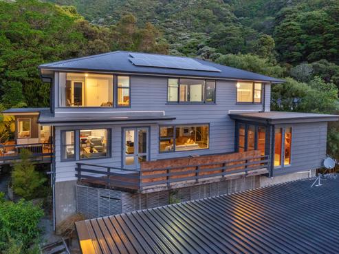 214 Whites Line East, Waiwhetu
