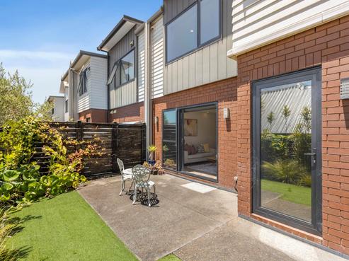 11 Moki Place, Long Bay