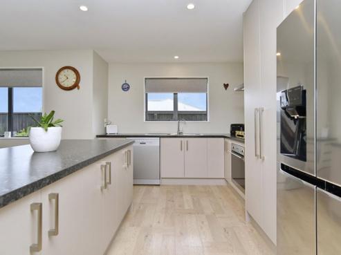 2 Stratford Way, Fernside