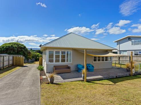 38 Marine Parade, Otaki Beach