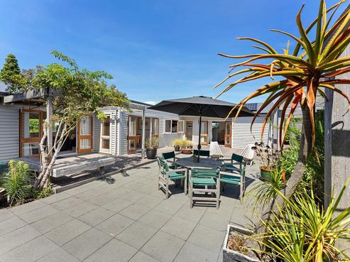 16 Rauparaha Street, Waikanae Beach