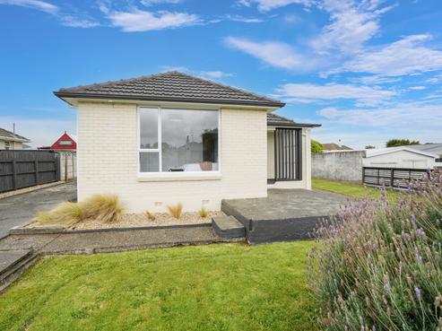 90 Saturn Street, Strathern