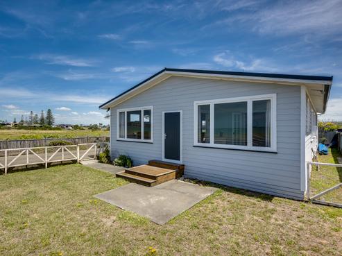 64 The Esplanade, Westshore