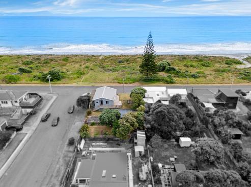 22 Marine Parade, Otaki Beach