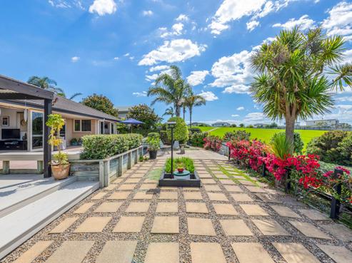 7 Intrepid Crescent, Beachlands