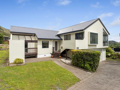 38 Kakariki Grove, Waikanae