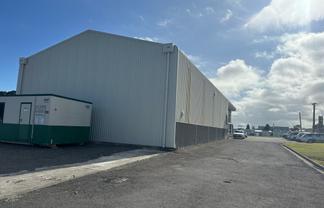 High stud warehouse with great access