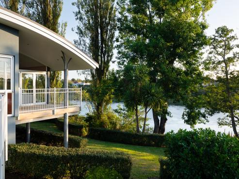 1107 River Road, Queenwood