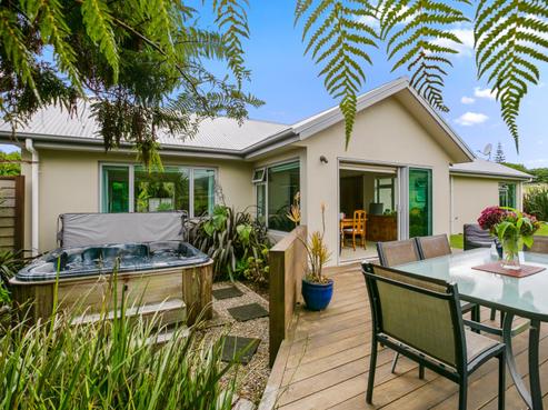 5A Tui Grove, Oakura