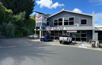 Central showroom/office with 15 car parks