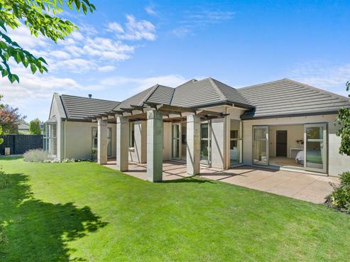 6 Royal Court, Northwood