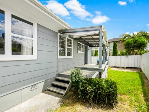 18 Rewarewa Road, Te Atatu Peninsula