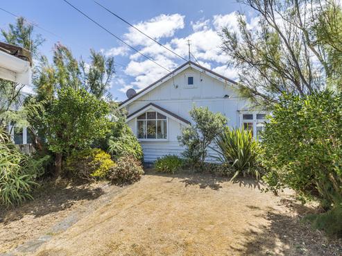 124 Apu Crescent, Lyall Bay