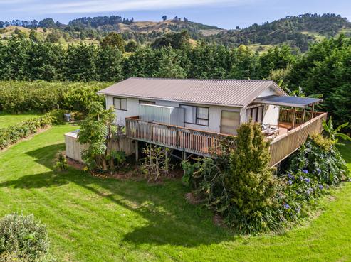 75 Hooks And Hall Road, Omapere