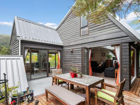 4 Lady Bell Grove, Lowry Bay