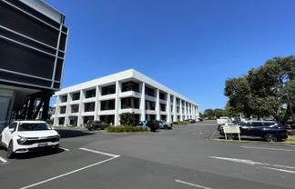 Full Floor in Takapuna + Carparks