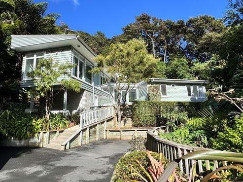 2 Huia Road, Days Bay