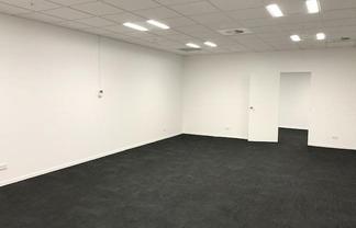 Queen Street Hotspot Retail Spot!