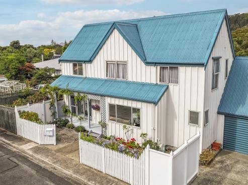 2 Helena Way, The Wood
