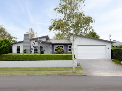 6 Barrington Drive, Huntington