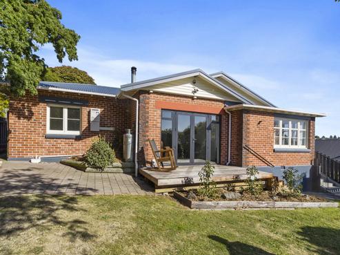 6 Hertnon Street, West End