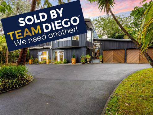 834 West Coast Road, Waiatarua