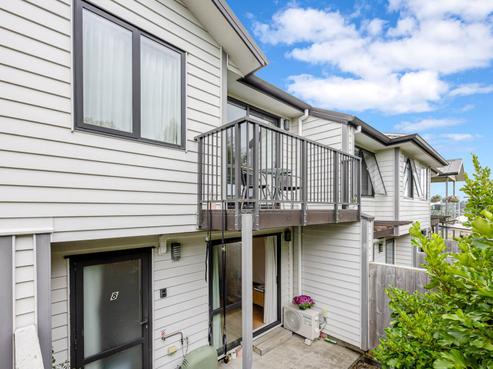 8 Peony Mews, Oteha
