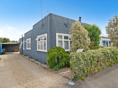 232 High Street South, Carterton