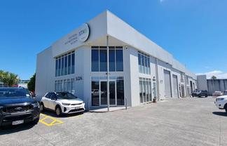 SLEEK SHOWROOM/OFFICE
