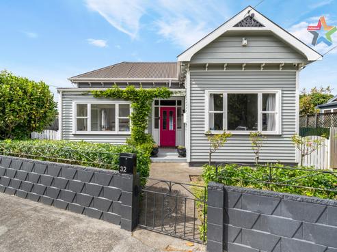 32 Riddlers Crescent, Petone