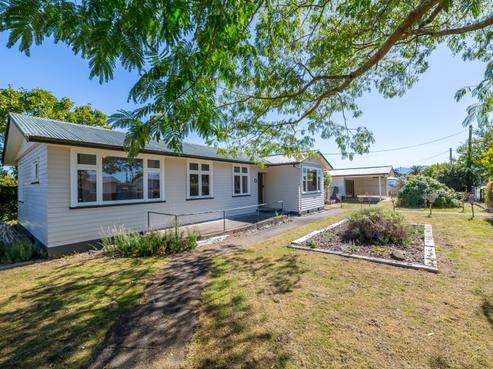 282 High Street South, Carterton