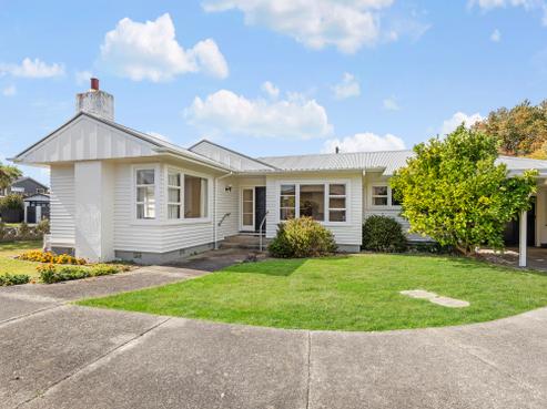 76 Queens Grove, Central Hutt