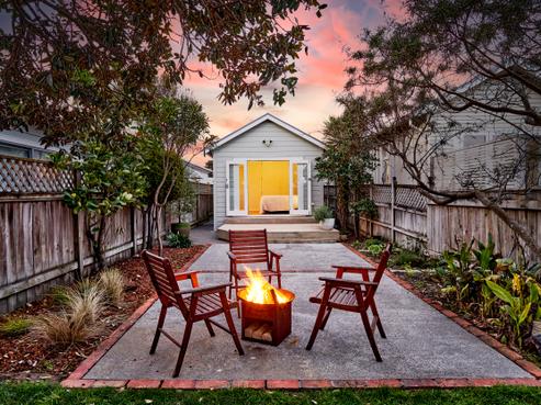 18 Apu Crescent, Lyall Bay