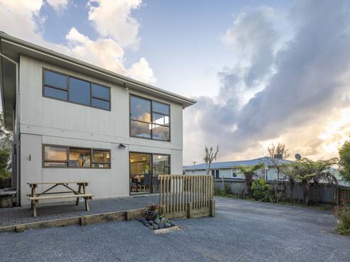 18 Pine Avenue, Henderson