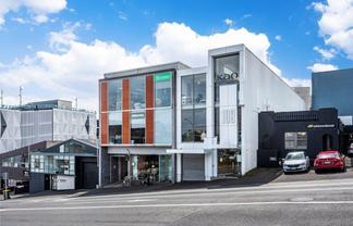 MODERN OFFICE WITH CHARACTER ASPECTS
