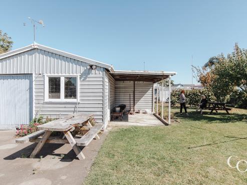 805 Ferguson Street, Akina
