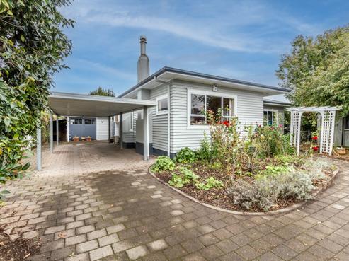 1015 Totara Street, Mahora