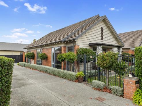 33 Henley Green, Northwood