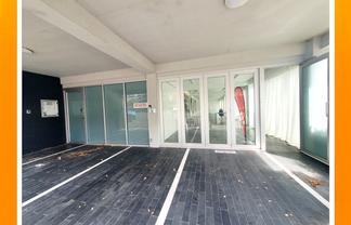 Corner Office Showroom with Upfront Parking