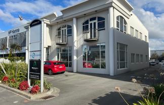 Tidy Office Space Next to Tower Junction