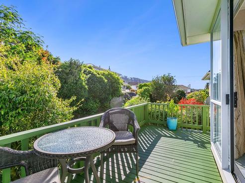 25 Larsen Crescent, Tawa