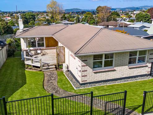 11 Highfield Crescent, Brookfield