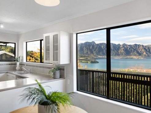 44 Wynyard Crescent, Fernhill/Sunshine Bay