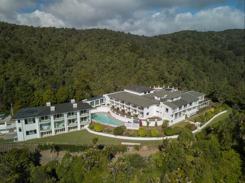 573 Scenic Drive, Waiatarua