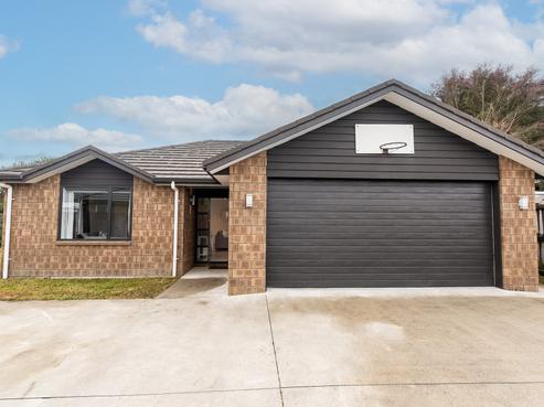 82 Barrington Drive, Huntington