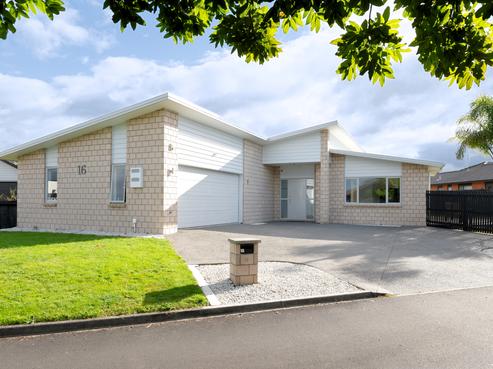 16 Cole Thomas Place, Huntington