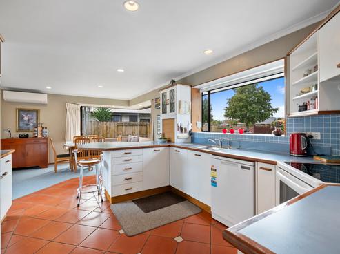 92 Amberley Avenue, Highbury