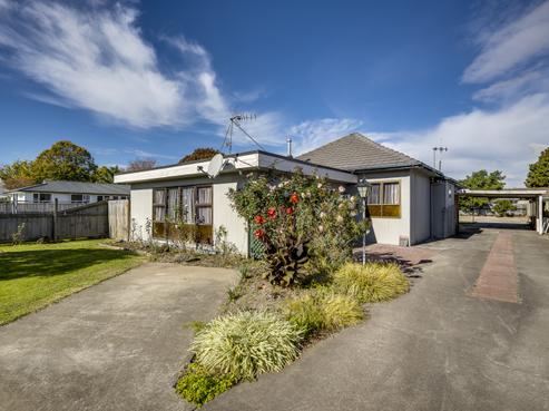 1107 Willowpark Road North, Mayfair